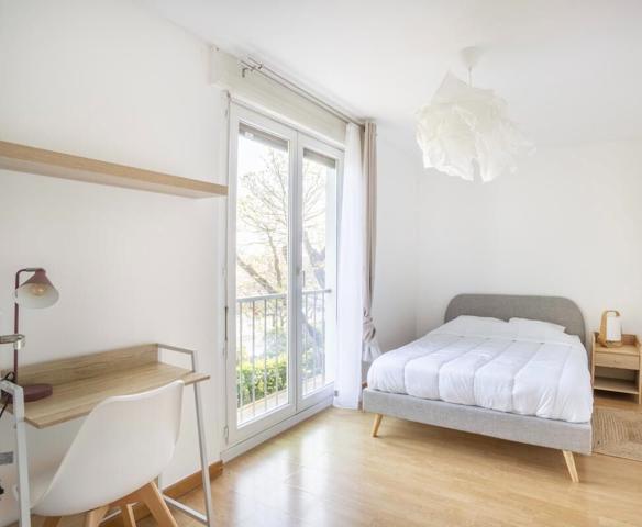 INVESTISSEUR Appartement Loué 5 pièce(s) 80 m² Balcon Meublé Proche La Timone