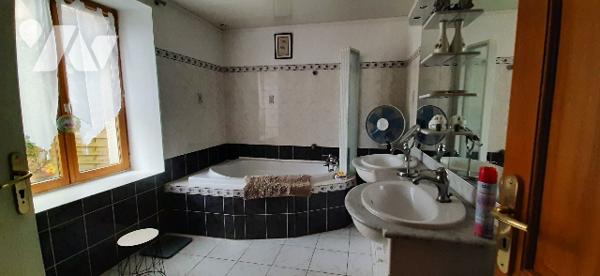 Fermette restaurée avec garage jardin et gite