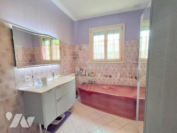 Au coeur de la Chataigneraie Confort et fonctionnalité, idéalement située à proximité des commerces.