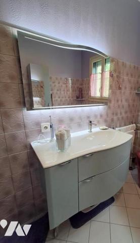 Au coeur de la Chataigneraie Confort et fonctionnalité, idéalement située à proximité des commerces.