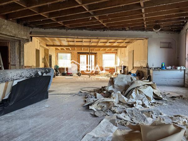EMSEMBLE IMMOBILIER AVEC STUDIO + GRAND ESPACE À RENOVER