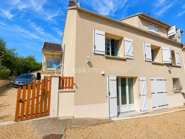 Située au Plessis-Placy, venez découvrir cette spacieuse maison semi mitoyenne d’un côté, offrant environ 170 m² habitables sur une parcelle de 724 m².

✨ Au rez-de-chaussée :
Une entrée, un séjour, une cuisine, un bureau ou coin nuit, une salle d’eau, un WC ainsi qu’une chaufferie.

✨ Au premier étage :
Trois chambres, une salle de bains avec WC + rangement .

✨ Au deuxième étage :
Une cinquième chambre et une salle de bain et WC récemment aménagés.

🌿 Une grande véranda complète l’espace de vie.

🚗 À l’extérieur, vous profiterez d’un jardin, d’un garage avec cave en dessous ainsi que d’un carport permettant de stationner plusieurs véhicules.

📍 Un emplacement pratique pour la vie quotidienne
✅ Mairie et écoles, de la maternelle au primaire, accessibles à pied
✅ Bus S permettant de rejoindre la gare de Meaux
✅ Commerces, boulangerie, pharmacie et commodités à environ 5 minutes en voiture
✅ Hôpital de Meaux à environ 20 minutes
✅ Accès aux axes N2 et N3 en environ 25 minutes

Les points forts :
✅ 4 chambres et un bureau au rez-de-chaussée
✅ Environ 170 m² habitables
✅ Terrain de 724 m²
✅ Grande véranda
✅ Garage, cave et carport
✅ Pompe à chaleur récente
✅ Environnement calme
✅ DPE : D

💰 Prix de vente : 290 000 €, honoraires à la charge du vendeur.

📞 Pour tout renseignement complémentaire ou pour organiser une visite, contactez :

Sabrina Benattia – BSK Immobilier
07 49 43 65 16
s.benattia@bskimmobilier.com
