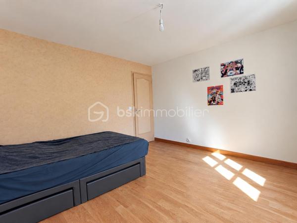 Située au Plessis-Placy, venez découvrir cette spacieuse maison semi mitoyenne d’un côté, offrant environ 170 m² habitables sur une parcelle de 724 m².

✨ Au rez-de-chaussée :
Une entrée, un séjour, une cuisine, un bureau ou coin nuit, une salle d’eau, un WC ainsi qu’une chaufferie.

✨ Au premier étage :
Trois chambres, une salle de bains avec WC + rangement .

✨ Au deuxième étage :
Une cinquième chambre et une salle de bain et WC récemment aménagés.

🌿 Une grande véranda complète l’espace de vie.

🚗 À l’extérieur, vous profiterez d’un jardin, d’un garage avec cave en dessous ainsi que d’un carport permettant de stationner plusieurs véhicules.

📍 Un emplacement pratique pour la vie quotidienne
✅ Mairie et écoles, de la maternelle au primaire, accessibles à pied
✅ Bus S permettant de rejoindre la gare de Meaux
✅ Commerces, boulangerie, pharmacie et commodités à environ 5 minutes en voiture
✅ Hôpital de Meaux à environ 20 minutes
✅ Accès aux axes N2 et N3 en environ 25 minutes

Les points forts :
✅ 4 chambres et un bureau au rez-de-chaussée
✅ Environ 170 m² habitables
✅ Terrain de 724 m²
✅ Grande véranda
✅ Garage, cave et carport
✅ Pompe à chaleur récente
✅ Environnement calme
✅ DPE : D

💰 Prix de vente : 290 000 €, honoraires à la charge du vendeur.

📞 Pour tout renseignement complémentaire ou pour organiser une visite, contactez :

Sabrina Benattia – BSK Immobilier
07 49 43 65 16
s.benattia@bskimmobilier.com