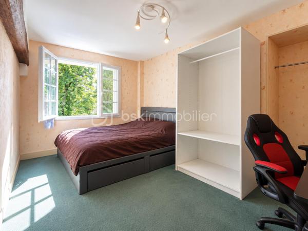 Située au Plessis-Placy, venez découvrir cette spacieuse maison semi mitoyenne d’un côté, offrant environ 170 m² habitables sur une parcelle de 724 m².

✨ Au rez-de-chaussée :
Une entrée, un séjour, une cuisine, un bureau ou coin nuit, une salle d’eau, un WC ainsi qu’une chaufferie.

✨ Au premier étage :
Trois chambres, une salle de bains avec WC + rangement .

✨ Au deuxième étage :
Une cinquième chambre et une salle de bain et WC récemment aménagés.

🌿 Une grande véranda complète l’espace de vie.

🚗 À l’extérieur, vous profiterez d’un jardin, d’un garage avec cave en dessous ainsi que d’un carport permettant de stationner plusieurs véhicules.

📍 Un emplacement pratique pour la vie quotidienne
✅ Mairie et écoles, de la maternelle au primaire, accessibles à pied
✅ Bus S permettant de rejoindre la gare de Meaux
✅ Commerces, boulangerie, pharmacie et commodités à environ 5 minutes en voiture
✅ Hôpital de Meaux à environ 20 minutes
✅ Accès aux axes N2 et N3 en environ 25 minutes

Les points forts :
✅ 4 chambres et un bureau au rez-de-chaussée
✅ Environ 170 m² habitables
✅ Terrain de 724 m²
✅ Grande véranda
✅ Garage, cave et carport
✅ Pompe à chaleur récente
✅ Environnement calme
✅ DPE : D

💰 Prix de vente : 290 000 €, honoraires à la charge du vendeur.

📞 Pour tout renseignement complémentaire ou pour organiser une visite, contactez :

Sabrina Benattia – BSK Immobilier
07 49 43 65 16
s.benattia@bskimmobilier.com