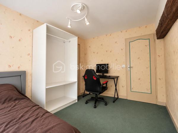 Située au Plessis-Placy, venez découvrir cette spacieuse maison semi mitoyenne d’un côté, offrant environ 170 m² habitables sur une parcelle de 724 m².

✨ Au rez-de-chaussée :
Une entrée, un séjour, une cuisine, un bureau ou coin nuit, une salle d’eau, un WC ainsi qu’une chaufferie.

✨ Au premier étage :
Trois chambres, une salle de bains avec WC + rangement .

✨ Au deuxième étage :
Une cinquième chambre et une salle de bain et WC récemment aménagés.

🌿 Une grande véranda complète l’espace de vie.

🚗 À l’extérieur, vous profiterez d’un jardin, d’un garage avec cave en dessous ainsi que d’un carport permettant de stationner plusieurs véhicules.

📍 Un emplacement pratique pour la vie quotidienne
✅ Mairie et écoles, de la maternelle au primaire, accessibles à pied
✅ Bus S permettant de rejoindre la gare de Meaux
✅ Commerces, boulangerie, pharmacie et commodités à environ 5 minutes en voiture
✅ Hôpital de Meaux à environ 20 minutes
✅ Accès aux axes N2 et N3 en environ 25 minutes

Les points forts :
✅ 4 chambres et un bureau au rez-de-chaussée
✅ Environ 170 m² habitables
✅ Terrain de 724 m²
✅ Grande véranda
✅ Garage, cave et carport
✅ Pompe à chaleur récente
✅ Environnement calme
✅ DPE : D

💰 Prix de vente : 290 000 €, honoraires à la charge du vendeur.

📞 Pour tout renseignement complémentaire ou pour organiser une visite, contactez :

Sabrina Benattia – BSK Immobilier
07 49 43 65 16
s.benattia@bskimmobilier.com