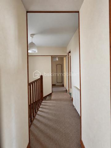Située au Plessis-Placy, venez découvrir cette spacieuse maison semi mitoyenne d’un côté, offrant environ 170 m² habitables sur une parcelle de 724 m².

✨ Au rez-de-chaussée :
Une entrée, un séjour, une cuisine, un bureau ou coin nuit, une salle d’eau, un WC ainsi qu’une chaufferie.

✨ Au premier étage :
Trois chambres, une salle de bains avec WC + rangement .

✨ Au deuxième étage :
Une cinquième chambre et une salle de bain et WC récemment aménagés.

🌿 Une grande véranda complète l’espace de vie.

🚗 À l’extérieur, vous profiterez d’un jardin, d’un garage avec cave en dessous ainsi que d’un carport permettant de stationner plusieurs véhicules.

📍 Un emplacement pratique pour la vie quotidienne
✅ Mairie et écoles, de la maternelle au primaire, accessibles à pied
✅ Bus S permettant de rejoindre la gare de Meaux
✅ Commerces, boulangerie, pharmacie et commodités à environ 5 minutes en voiture
✅ Hôpital de Meaux à environ 20 minutes
✅ Accès aux axes N2 et N3 en environ 25 minutes

Les points forts :
✅ 4 chambres et un bureau au rez-de-chaussée
✅ Environ 170 m² habitables
✅ Terrain de 724 m²
✅ Grande véranda
✅ Garage, cave et carport
✅ Pompe à chaleur récente
✅ Environnement calme
✅ DPE : D

💰 Prix de vente : 290 000 €, honoraires à la charge du vendeur.

📞 Pour tout renseignement complémentaire ou pour organiser une visite, contactez :

Sabrina Benattia – BSK Immobilier
07 49 43 65 16
s.benattia@bskimmobilier.com