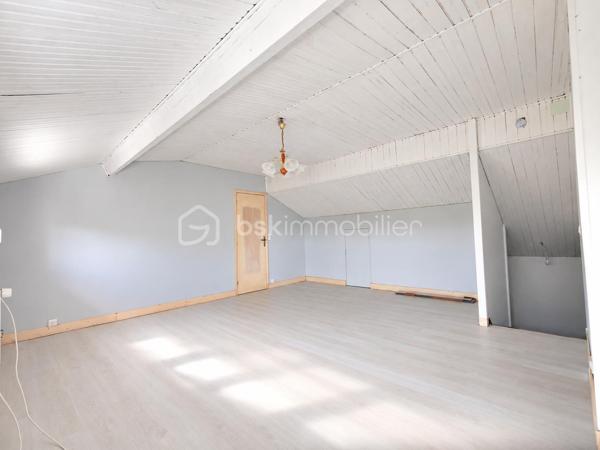 Située au Plessis-Placy, venez découvrir cette spacieuse maison semi mitoyenne d’un côté, offrant environ 170 m² habitables sur une parcelle de 724 m².

✨ Au rez-de-chaussée :
Une entrée, un séjour, une cuisine, un bureau ou coin nuit, une salle d’eau, un WC ainsi qu’une chaufferie.

✨ Au premier étage :
Trois chambres, une salle de bains avec WC + rangement .

✨ Au deuxième étage :
Une cinquième chambre et une salle de bain et WC récemment aménagés.

🌿 Une grande véranda complète l’espace de vie.

🚗 À l’extérieur, vous profiterez d’un jardin, d’un garage avec cave en dessous ainsi que d’un carport permettant de stationner plusieurs véhicules.

📍 Un emplacement pratique pour la vie quotidienne
✅ Mairie et écoles, de la maternelle au primaire, accessibles à pied
✅ Bus S permettant de rejoindre la gare de Meaux
✅ Commerces, boulangerie, pharmacie et commodités à environ 5 minutes en voiture
✅ Hôpital de Meaux à environ 20 minutes
✅ Accès aux axes N2 et N3 en environ 25 minutes

Les points forts :
✅ 4 chambres et un bureau au rez-de-chaussée
✅ Environ 170 m² habitables
✅ Terrain de 724 m²
✅ Grande véranda
✅ Garage, cave et carport
✅ Pompe à chaleur récente
✅ Environnement calme
✅ DPE : D

💰 Prix de vente : 290 000 €, honoraires à la charge du vendeur.

📞 Pour tout renseignement complémentaire ou pour organiser une visite, contactez :

Sabrina Benattia – BSK Immobilier
07 49 43 65 16
s.benattia@bskimmobilier.com