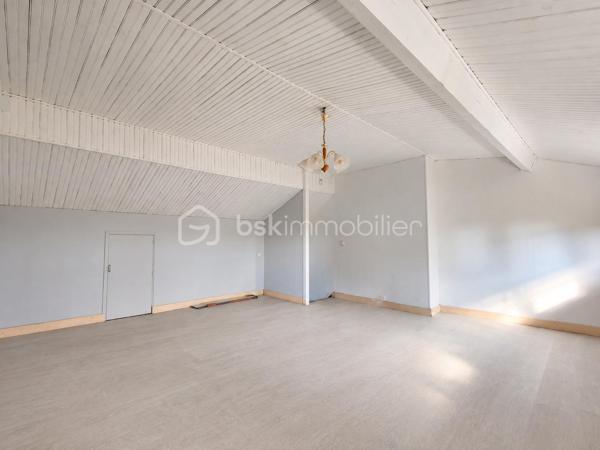 Située au Plessis-Placy, venez découvrir cette spacieuse maison semi mitoyenne d’un côté, offrant environ 170 m² habitables sur une parcelle de 724 m².

✨ Au rez-de-chaussée :
Une entrée, un séjour, une cuisine, un bureau ou coin nuit, une salle d’eau, un WC ainsi qu’une chaufferie.

✨ Au premier étage :
Trois chambres, une salle de bains avec WC + rangement .

✨ Au deuxième étage :
Une cinquième chambre et une salle de bain et WC récemment aménagés.

🌿 Une grande véranda complète l’espace de vie.

🚗 À l’extérieur, vous profiterez d’un jardin, d’un garage avec cave en dessous ainsi que d’un carport permettant de stationner plusieurs véhicules.

📍 Un emplacement pratique pour la vie quotidienne
✅ Mairie et écoles, de la maternelle au primaire, accessibles à pied
✅ Bus S permettant de rejoindre la gare de Meaux
✅ Commerces, boulangerie, pharmacie et commodités à environ 5 minutes en voiture
✅ Hôpital de Meaux à environ 20 minutes
✅ Accès aux axes N2 et N3 en environ 25 minutes

Les points forts :
✅ 4 chambres et un bureau au rez-de-chaussée
✅ Environ 170 m² habitables
✅ Terrain de 724 m²
✅ Grande véranda
✅ Garage, cave et carport
✅ Pompe à chaleur récente
✅ Environnement calme
✅ DPE : D

💰 Prix de vente : 290 000 €, honoraires à la charge du vendeur.

📞 Pour tout renseignement complémentaire ou pour organiser une visite, contactez :

Sabrina Benattia – BSK Immobilier
07 49 43 65 16
s.benattia@bskimmobilier.com