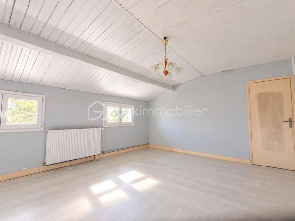 Située au Plessis-Placy, venez découvrir cette spacieuse maison semi mitoyenne d’un côté, offrant environ 170 m² habitables sur une parcelle de 724 m².

✨ Au rez-de-chaussée :
Une entrée, un séjour, une cuisine, un bureau ou coin nuit, une salle d’eau, un WC ainsi qu’une chaufferie.

✨ Au premier étage :
Trois chambres, une salle de bains avec WC + rangement .

✨ Au deuxième étage :
Une cinquième chambre et une salle de bain et WC récemment aménagés.

🌿 Une grande véranda complète l’espace de vie.

🚗 À l’extérieur, vous profiterez d’un jardin, d’un garage avec cave en dessous ainsi que d’un carport permettant de stationner plusieurs véhicules.

📍 Un emplacement pratique pour la vie quotidienne
✅ Mairie et écoles, de la maternelle au primaire, accessibles à pied
✅ Bus S permettant de rejoindre la gare de Meaux
✅ Commerces, boulangerie, pharmacie et commodités à environ 5 minutes en voiture
✅ Hôpital de Meaux à environ 20 minutes
✅ Accès aux axes N2 et N3 en environ 25 minutes

Les points forts :
✅ 4 chambres et un bureau au rez-de-chaussée
✅ Environ 170 m² habitables
✅ Terrain de 724 m²
✅ Grande véranda
✅ Garage, cave et carport
✅ Pompe à chaleur récente
✅ Environnement calme
✅ DPE : D

💰 Prix de vente : 290 000 €, honoraires à la charge du vendeur.

📞 Pour tout renseignement complémentaire ou pour organiser une visite, contactez :

Sabrina Benattia – BSK Immobilier
07 49 43 65 16
s.benattia@bskimmobilier.com