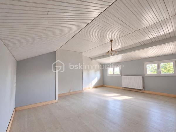Située au Plessis-Placy, venez découvrir cette spacieuse maison semi mitoyenne d’un côté, offrant environ 170 m² habitables sur une parcelle de 724 m².

✨ Au rez-de-chaussée :
Une entrée, un séjour, une cuisine, un bureau ou coin nuit, une salle d’eau, un WC ainsi qu’une chaufferie.

✨ Au premier étage :
Trois chambres, une salle de bains avec WC + rangement .

✨ Au deuxième étage :
Une cinquième chambre et une salle de bain et WC récemment aménagés.

🌿 Une grande véranda complète l’espace de vie.

🚗 À l’extérieur, vous profiterez d’un jardin, d’un garage avec cave en dessous ainsi que d’un carport permettant de stationner plusieurs véhicules.

📍 Un emplacement pratique pour la vie quotidienne
✅ Mairie et écoles, de la maternelle au primaire, accessibles à pied
✅ Bus S permettant de rejoindre la gare de Meaux
✅ Commerces, boulangerie, pharmacie et commodités à environ 5 minutes en voiture
✅ Hôpital de Meaux à environ 20 minutes
✅ Accès aux axes N2 et N3 en environ 25 minutes

Les points forts :
✅ 4 chambres et un bureau au rez-de-chaussée
✅ Environ 170 m² habitables
✅ Terrain de 724 m²
✅ Grande véranda
✅ Garage, cave et carport
✅ Pompe à chaleur récente
✅ Environnement calme
✅ DPE : D

💰 Prix de vente : 290 000 €, honoraires à la charge du vendeur.

📞 Pour tout renseignement complémentaire ou pour organiser une visite, contactez :

Sabrina Benattia – BSK Immobilier
07 49 43 65 16
s.benattia@bskimmobilier.com