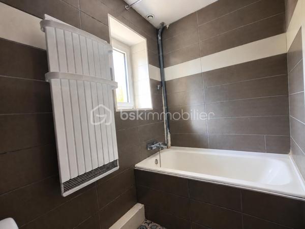 Située au Plessis-Placy, venez découvrir cette spacieuse maison semi mitoyenne d’un côté, offrant environ 170 m² habitables sur une parcelle de 724 m².

✨ Au rez-de-chaussée :
Une entrée, un séjour, une cuisine, un bureau ou coin nuit, une salle d’eau, un WC ainsi qu’une chaufferie.

✨ Au premier étage :
Trois chambres, une salle de bains avec WC + rangement .

✨ Au deuxième étage :
Une cinquième chambre et une salle de bain et WC récemment aménagés.

🌿 Une grande véranda complète l’espace de vie.

🚗 À l’extérieur, vous profiterez d’un jardin, d’un garage avec cave en dessous ainsi que d’un carport permettant de stationner plusieurs véhicules.

📍 Un emplacement pratique pour la vie quotidienne
✅ Mairie et écoles, de la maternelle au primaire, accessibles à pied
✅ Bus S permettant de rejoindre la gare de Meaux
✅ Commerces, boulangerie, pharmacie et commodités à environ 5 minutes en voiture
✅ Hôpital de Meaux à environ 20 minutes
✅ Accès aux axes N2 et N3 en environ 25 minutes

Les points forts :
✅ 4 chambres et un bureau au rez-de-chaussée
✅ Environ 170 m² habitables
✅ Terrain de 724 m²
✅ Grande véranda
✅ Garage, cave et carport
✅ Pompe à chaleur récente
✅ Environnement calme
✅ DPE : D

💰 Prix de vente : 290 000 €, honoraires à la charge du vendeur.

📞 Pour tout renseignement complémentaire ou pour organiser une visite, contactez :

Sabrina Benattia – BSK Immobilier
07 49 43 65 16
s.benattia@bskimmobilier.com