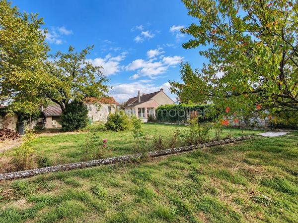 Située au Plessis-Placy, venez découvrir cette spacieuse maison semi mitoyenne d’un côté, offrant environ 170 m² habitables sur une parcelle de 724 m².

✨ Au rez-de-chaussée :
Une entrée, un séjour, une cuisine, un bureau ou coin nuit, une salle d’eau, un WC ainsi qu’une chaufferie.

✨ Au premier étage :
Trois chambres, une salle de bains avec WC + rangement .

✨ Au deuxième étage :
Une cinquième chambre et une salle de bain et WC récemment aménagés.

🌿 Une grande véranda complète l’espace de vie.

🚗 À l’extérieur, vous profiterez d’un jardin, d’un garage avec cave en dessous ainsi que d’un carport permettant de stationner plusieurs véhicules.

📍 Un emplacement pratique pour la vie quotidienne
✅ Mairie et écoles, de la maternelle au primaire, accessibles à pied
✅ Bus S permettant de rejoindre la gare de Meaux
✅ Commerces, boulangerie, pharmacie et commodités à environ 5 minutes en voiture
✅ Hôpital de Meaux à environ 20 minutes
✅ Accès aux axes N2 et N3 en environ 25 minutes

Les points forts :
✅ 4 chambres et un bureau au rez-de-chaussée
✅ Environ 170 m² habitables
✅ Terrain de 724 m²
✅ Grande véranda
✅ Garage, cave et carport
✅ Pompe à chaleur récente
✅ Environnement calme
✅ DPE : D

💰 Prix de vente : 290 000 €, honoraires à la charge du vendeur.

📞 Pour tout renseignement complémentaire ou pour organiser une visite, contactez :

Sabrina Benattia – BSK Immobilier
07 49 43 65 16
s.benattia@bskimmobilier.com