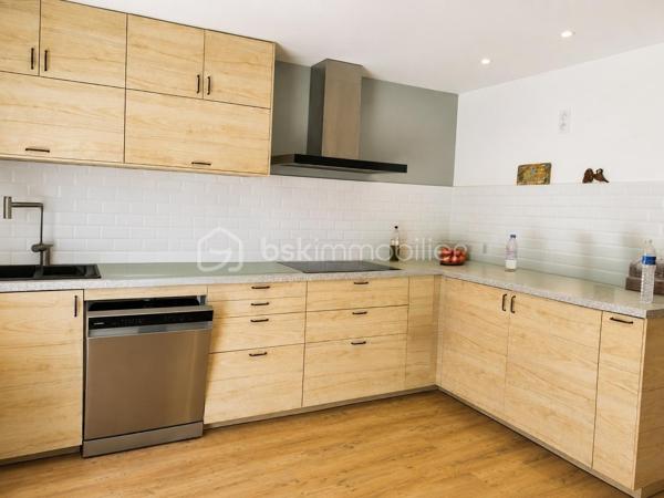 Située au Plessis-Placy, venez découvrir cette spacieuse maison semi mitoyenne d’un côté, offrant environ 170 m² habitables sur une parcelle de 724 m².

✨ Au rez-de-chaussée :
Une entrée, un séjour, une cuisine, un bureau ou coin nuit, une salle d’eau, un WC ainsi qu’une chaufferie.

✨ Au premier étage :
Trois chambres, une salle de bains avec WC + rangement .

✨ Au deuxième étage :
Une cinquième chambre et une salle de bain et WC récemment aménagés.

🌿 Une grande véranda complète l’espace de vie.

🚗 À l’extérieur, vous profiterez d’un jardin, d’un garage avec cave en dessous ainsi que d’un carport permettant de stationner plusieurs véhicules.

📍 Un emplacement pratique pour la vie quotidienne
✅ Mairie et écoles, de la maternelle au primaire, accessibles à pied
✅ Bus S permettant de rejoindre la gare de Meaux
✅ Commerces, boulangerie, pharmacie et commodités à environ 5 minutes en voiture
✅ Hôpital de Meaux à environ 20 minutes
✅ Accès aux axes N2 et N3 en environ 25 minutes

Les points forts :
✅ 4 chambres et un bureau au rez-de-chaussée
✅ Environ 170 m² habitables
✅ Terrain de 724 m²
✅ Grande véranda
✅ Garage, cave et carport
✅ Pompe à chaleur récente
✅ Environnement calme
✅ DPE : D

💰 Prix de vente : 290 000 €, honoraires à la charge du vendeur.

📞 Pour tout renseignement complémentaire ou pour organiser une visite, contactez :

Sabrina Benattia – BSK Immobilier
07 49 43 65 16
s.benattia@bskimmobilier.com