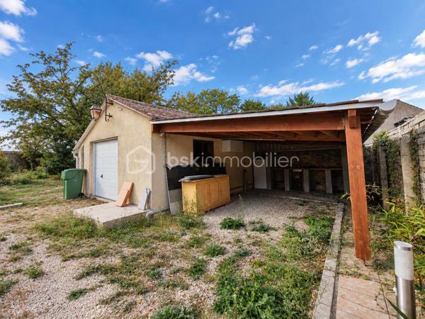 Située au Plessis-Placy, venez découvrir cette spacieuse maison semi mitoyenne d’un côté, offrant environ 170 m² habitables sur une parcelle de 724 m².

✨ Au rez-de-chaussée :
Une entrée, un séjour, une cuisine, un bureau ou coin nuit, une salle d’eau, un WC ainsi qu’une chaufferie.

✨ Au premier étage :
Trois chambres, une salle de bains avec WC + rangement .

✨ Au deuxième étage :
Une cinquième chambre et une salle de bain et WC récemment aménagés.

🌿 Une grande véranda complète l’espace de vie.

🚗 À l’extérieur, vous profiterez d’un jardin, d’un garage avec cave en dessous ainsi que d’un carport permettant de stationner plusieurs véhicules.

📍 Un emplacement pratique pour la vie quotidienne
✅ Mairie et écoles, de la maternelle au primaire, accessibles à pied
✅ Bus S permettant de rejoindre la gare de Meaux
✅ Commerces, boulangerie, pharmacie et commodités à environ 5 minutes en voiture
✅ Hôpital de Meaux à environ 20 minutes
✅ Accès aux axes N2 et N3 en environ 25 minutes

Les points forts :
✅ 4 chambres et un bureau au rez-de-chaussée
✅ Environ 170 m² habitables
✅ Terrain de 724 m²
✅ Grande véranda
✅ Garage, cave et carport
✅ Pompe à chaleur récente
✅ Environnement calme
✅ DPE : D

💰 Prix de vente : 290 000 €, honoraires à la charge du vendeur.

📞 Pour tout renseignement complémentaire ou pour organiser une visite, contactez :

Sabrina Benattia – BSK Immobilier
07 49 43 65 16
s.benattia@bskimmobilier.com
