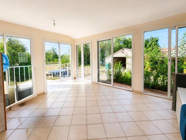 Située au Plessis-Placy, venez découvrir cette spacieuse maison semi mitoyenne d’un côté, offrant environ 170 m² habitables sur une parcelle de 724 m².

✨ Au rez-de-chaussée :
Une entrée, un séjour, une cuisine, un bureau ou coin nuit, une salle d’eau, un WC ainsi qu’une chaufferie.

✨ Au premier étage :
Trois chambres, une salle de bains avec WC + rangement .

✨ Au deuxième étage :
Une cinquième chambre et une salle de bain et WC récemment aménagés.

🌿 Une grande véranda complète l’espace de vie.

🚗 À l’extérieur, vous profiterez d’un jardin, d’un garage avec cave en dessous ainsi que d’un carport permettant de stationner plusieurs véhicules.

📍 Un emplacement pratique pour la vie quotidienne
✅ Mairie et écoles, de la maternelle au primaire, accessibles à pied
✅ Bus S permettant de rejoindre la gare de Meaux
✅ Commerces, boulangerie, pharmacie et commodités à environ 5 minutes en voiture
✅ Hôpital de Meaux à environ 20 minutes
✅ Accès aux axes N2 et N3 en environ 25 minutes

Les points forts :
✅ 4 chambres et un bureau au rez-de-chaussée
✅ Environ 170 m² habitables
✅ Terrain de 724 m²
✅ Grande véranda
✅ Garage, cave et carport
✅ Pompe à chaleur récente
✅ Environnement calme
✅ DPE : D

💰 Prix de vente : 290 000 €, honoraires à la charge du vendeur.

📞 Pour tout renseignement complémentaire ou pour organiser une visite, contactez :

Sabrina Benattia – BSK Immobilier
07 49 43 65 16
s.benattia@bskimmobilier.com
