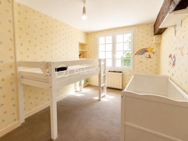 Située au Plessis-Placy, venez découvrir cette spacieuse maison semi mitoyenne d’un côté, offrant environ 170 m² habitables sur une parcelle de 724 m².

✨ Au rez-de-chaussée :
Une entrée, un séjour, une cuisine, un bureau ou coin nuit, une salle d’eau, un WC ainsi qu’une chaufferie.

✨ Au premier étage :
Trois chambres, une salle de bains avec WC + rangement .

✨ Au deuxième étage :
Une cinquième chambre et une salle de bain et WC récemment aménagés.

🌿 Une grande véranda complète l’espace de vie.

🚗 À l’extérieur, vous profiterez d’un jardin, d’un garage avec cave en dessous ainsi que d’un carport permettant de stationner plusieurs véhicules.

📍 Un emplacement pratique pour la vie quotidienne
✅ Mairie et écoles, de la maternelle au primaire, accessibles à pied
✅ Bus S permettant de rejoindre la gare de Meaux
✅ Commerces, boulangerie, pharmacie et commodités à environ 5 minutes en voiture
✅ Hôpital de Meaux à environ 20 minutes
✅ Accès aux axes N2 et N3 en environ 25 minutes

Les points forts :
✅ 4 chambres et un bureau au rez-de-chaussée
✅ Environ 170 m² habitables
✅ Terrain de 724 m²
✅ Grande véranda
✅ Garage, cave et carport
✅ Pompe à chaleur récente
✅ Environnement calme
✅ DPE : D

💰 Prix de vente : 290 000 €, honoraires à la charge du vendeur.

📞 Pour tout renseignement complémentaire ou pour organiser une visite, contactez :

Sabrina Benattia – BSK Immobilier
07 49 43 65 16
s.benattia@bskimmobilier.com