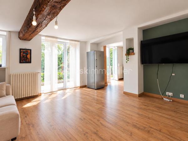 Située au Plessis-Placy, venez découvrir cette spacieuse maison semi mitoyenne d’un côté, offrant environ 170 m² habitables sur une parcelle de 724 m².

✨ Au rez-de-chaussée :
Une entrée, un séjour, une cuisine, un bureau ou coin nuit, une salle d’eau, un WC ainsi qu’une chaufferie.

✨ Au premier étage :
Trois chambres, une salle de bains avec WC + rangement .

✨ Au deuxième étage :
Une cinquième chambre et une salle de bain et WC récemment aménagés.

🌿 Une grande véranda complète l’espace de vie.

🚗 À l’extérieur, vous profiterez d’un jardin, d’un garage avec cave en dessous ainsi que d’un carport permettant de stationner plusieurs véhicules.

📍 Un emplacement pratique pour la vie quotidienne
✅ Mairie et écoles, de la maternelle au primaire, accessibles à pied
✅ Bus S permettant de rejoindre la gare de Meaux
✅ Commerces, boulangerie, pharmacie et commodités à environ 5 minutes en voiture
✅ Hôpital de Meaux à environ 20 minutes
✅ Accès aux axes N2 et N3 en environ 25 minutes

Les points forts :
✅ 4 chambres et un bureau au rez-de-chaussée
✅ Environ 170 m² habitables
✅ Terrain de 724 m²
✅ Grande véranda
✅ Garage, cave et carport
✅ Pompe à chaleur récente
✅ Environnement calme
✅ DPE : D

💰 Prix de vente : 290 000 €, honoraires à la charge du vendeur.

📞 Pour tout renseignement complémentaire ou pour organiser une visite, contactez :

Sabrina Benattia – BSK Immobilier
07 49 43 65 16
s.benattia@bskimmobilier.com