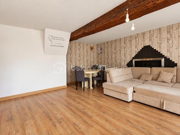 Située au Plessis-Placy, venez découvrir cette spacieuse maison semi mitoyenne d’un côté, offrant environ 170 m² habitables sur une parcelle de 724 m².

✨ Au rez-de-chaussée :
Une entrée, un séjour, une cuisine, un bureau ou coin nuit, une salle d’eau, un WC ainsi qu’une chaufferie.

✨ Au premier étage :
Trois chambres, une salle de bains avec WC + rangement .

✨ Au deuxième étage :
Une cinquième chambre et une salle de bain et WC récemment aménagés.

🌿 Une grande véranda complète l’espace de vie.

🚗 À l’extérieur, vous profiterez d’un jardin, d’un garage avec cave en dessous ainsi que d’un carport permettant de stationner plusieurs véhicules.

📍 Un emplacement pratique pour la vie quotidienne
✅ Mairie et écoles, de la maternelle au primaire, accessibles à pied
✅ Bus S permettant de rejoindre la gare de Meaux
✅ Commerces, boulangerie, pharmacie et commodités à environ 5 minutes en voiture
✅ Hôpital de Meaux à environ 20 minutes
✅ Accès aux axes N2 et N3 en environ 25 minutes

Les points forts :
✅ 4 chambres et un bureau au rez-de-chaussée
✅ Environ 170 m² habitables
✅ Terrain de 724 m²
✅ Grande véranda
✅ Garage, cave et carport
✅ Pompe à chaleur récente
✅ Environnement calme
✅ DPE : D

💰 Prix de vente : 290 000 €, honoraires à la charge du vendeur.

📞 Pour tout renseignement complémentaire ou pour organiser une visite, contactez :

Sabrina Benattia – BSK Immobilier
07 49 43 65 16
s.benattia@bskimmobilier.com