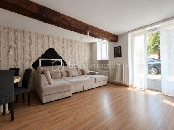 Située au Plessis-Placy, venez découvrir cette spacieuse maison semi mitoyenne d’un côté, offrant environ 170 m² habitables sur une parcelle de 724 m².

✨ Au rez-de-chaussée :
Une entrée, un séjour, une cuisine, un bureau ou coin nuit, une salle d’eau, un WC ainsi qu’une chaufferie.

✨ Au premier étage :
Trois chambres, une salle de bains avec WC + rangement .

✨ Au deuxième étage :
Une cinquième chambre et une salle de bain et WC récemment aménagés.

🌿 Une grande véranda complète l’espace de vie.

🚗 À l’extérieur, vous profiterez d’un jardin, d’un garage avec cave en dessous ainsi que d’un carport permettant de stationner plusieurs véhicules.

📍 Un emplacement pratique pour la vie quotidienne
✅ Mairie et écoles, de la maternelle au primaire, accessibles à pied
✅ Bus S permettant de rejoindre la gare de Meaux
✅ Commerces, boulangerie, pharmacie et commodités à environ 5 minutes en voiture
✅ Hôpital de Meaux à environ 20 minutes
✅ Accès aux axes N2 et N3 en environ 25 minutes

Les points forts :
✅ 4 chambres et un bureau au rez-de-chaussée
✅ Environ 170 m² habitables
✅ Terrain de 724 m²
✅ Grande véranda
✅ Garage, cave et carport
✅ Pompe à chaleur récente
✅ Environnement calme
✅ DPE : D

💰 Prix de vente : 290 000 €, honoraires à la charge du vendeur.

📞 Pour tout renseignement complémentaire ou pour organiser une visite, contactez :

Sabrina Benattia – BSK Immobilier
07 49 43 65 16
s.benattia@bskimmobilier.com