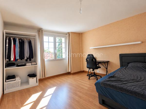 Située au Plessis-Placy, venez découvrir cette spacieuse maison semi mitoyenne d’un côté, offrant environ 170 m² habitables sur une parcelle de 724 m².

✨ Au rez-de-chaussée :
Une entrée, un séjour, une cuisine, un bureau ou coin nuit, une salle d’eau, un WC ainsi qu’une chaufferie.

✨ Au premier étage :
Trois chambres, une salle de bains avec WC + rangement .

✨ Au deuxième étage :
Une cinquième chambre et une salle de bain et WC récemment aménagés.

🌿 Une grande véranda complète l’espace de vie.

🚗 À l’extérieur, vous profiterez d’un jardin, d’un garage avec cave en dessous ainsi que d’un carport permettant de stationner plusieurs véhicules.

📍 Un emplacement pratique pour la vie quotidienne
✅ Mairie et écoles, de la maternelle au primaire, accessibles à pied
✅ Bus S permettant de rejoindre la gare de Meaux
✅ Commerces, boulangerie, pharmacie et commodités à environ 5 minutes en voiture
✅ Hôpital de Meaux à environ 20 minutes
✅ Accès aux axes N2 et N3 en environ 25 minutes

Les points forts :
✅ 4 chambres et un bureau au rez-de-chaussée
✅ Environ 170 m² habitables
✅ Terrain de 724 m²
✅ Grande véranda
✅ Garage, cave et carport
✅ Pompe à chaleur récente
✅ Environnement calme
✅ DPE : D

💰 Prix de vente : 290 000 €, honoraires à la charge du vendeur.

📞 Pour tout renseignement complémentaire ou pour organiser une visite, contactez :

Sabrina Benattia – BSK Immobilier
07 49 43 65 16
s.benattia@bskimmobilier.com