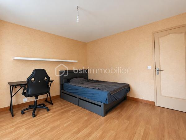 Située au Plessis-Placy, venez découvrir cette spacieuse maison semi mitoyenne d’un côté, offrant environ 170 m² habitables sur une parcelle de 724 m².

✨ Au rez-de-chaussée :
Une entrée, un séjour, une cuisine, un bureau ou coin nuit, une salle d’eau, un WC ainsi qu’une chaufferie.

✨ Au premier étage :
Trois chambres, une salle de bains avec WC + rangement .

✨ Au deuxième étage :
Une cinquième chambre et une salle de bain et WC récemment aménagés.

🌿 Une grande véranda complète l’espace de vie.

🚗 À l’extérieur, vous profiterez d’un jardin, d’un garage avec cave en dessous ainsi que d’un carport permettant de stationner plusieurs véhicules.

📍 Un emplacement pratique pour la vie quotidienne
✅ Mairie et écoles, de la maternelle au primaire, accessibles à pied
✅ Bus S permettant de rejoindre la gare de Meaux
✅ Commerces, boulangerie, pharmacie et commodités à environ 5 minutes en voiture
✅ Hôpital de Meaux à environ 20 minutes
✅ Accès aux axes N2 et N3 en environ 25 minutes

Les points forts :
✅ 4 chambres et un bureau au rez-de-chaussée
✅ Environ 170 m² habitables
✅ Terrain de 724 m²
✅ Grande véranda
✅ Garage, cave et carport
✅ Pompe à chaleur récente
✅ Environnement calme
✅ DPE : D

💰 Prix de vente : 290 000 €, honoraires à la charge du vendeur.

📞 Pour tout renseignement complémentaire ou pour organiser une visite, contactez :

Sabrina Benattia – BSK Immobilier
07 49 43 65 16
s.benattia@bskimmobilier.com