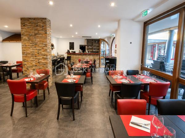 **MURS COMMERCIAUX LOUÉS – LOCAL DE RESTAURATION AVEC TERRASSE COUVERTE – INVESTISSEMENT LOCATIF**

📍 **À vendre : murs commerciaux d’un local d’environ 96 m²**, actuellement loué et exploité dans le cadre d’une activité de restauration.

Le bien bénéficie d’une **configuration fonctionnelle et attractive**, ainsi que d’une grande terrasse extérieure couverte constituant un véritable atout pour l’exploitation et la valorisation du local.

 **Caractéristiques principales :**

* Local commercial d’environ **96 m²**
* **Grande terrasse extérieure couverte**
* Réserve
* WC répondant aux normes PMR
* Configuration adaptée à une activité de restauration
* Local **actuellement loué et exploité**

 **INVESTISSEMENT LOCATIF**

Le local est actuellement loué au prix de :

 **Loyer : 1 600 € / mois**

 **Provision / avance sur charges : 80 € / mois à la charge du locataire**

Soit un **loyer annuel de 19 200 €**, auquel s'ajoute la récupération des charges prévues au bail.

Le bien permet ainsi à un investisseur de devenir propriétaire de **murs commerciaux déjà occupés**, avec un revenu locatif existant.

🌤️ **La terrasse couverte constitue un véritable atout**

Cet espace extérieur apporte une réelle valeur ajoutée au local et contribue à son attractivité auprès des professionnels de la restauration.

Le bien présente ainsi un **potentiel intéressant pour un investisseur recherchant un placement immobilier commercial avec un locataire déjà en place**.

👉 **Une opportunité à découvrir pour tout investisseur souhaitant acquérir des murs commerciaux actuellement loués.**

📞 **Pour obtenir davantage d’informations sur le bail, les conditions locatives, le bien ou organiser une visite, contactez-moi directement.**