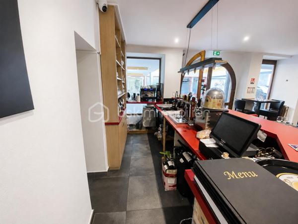 **MURS COMMERCIAUX LOUÉS – LOCAL DE RESTAURATION AVEC TERRASSE COUVERTE – INVESTISSEMENT LOCATIF**

📍 **À vendre : murs commerciaux d’un local d’environ 96 m²**, actuellement loué et exploité dans le cadre d’une activité de restauration.

Le bien bénéficie d’une **configuration fonctionnelle et attractive**, ainsi que d’une grande terrasse extérieure couverte constituant un véritable atout pour l’exploitation et la valorisation du local.

 **Caractéristiques principales :**

* Local commercial d’environ **96 m²**
* **Grande terrasse extérieure couverte**
* Réserve
* WC répondant aux normes PMR
* Configuration adaptée à une activité de restauration
* Local **actuellement loué et exploité**

 **INVESTISSEMENT LOCATIF**

Le local est actuellement loué au prix de :

 **Loyer : 1 600 € / mois**

 **Provision / avance sur charges : 80 € / mois à la charge du locataire**

Soit un **loyer annuel de 19 200 €**, auquel s'ajoute la récupération des charges prévues au bail.

Le bien permet ainsi à un investisseur de devenir propriétaire de **murs commerciaux déjà occupés**, avec un revenu locatif existant.

🌤️ **La terrasse couverte constitue un véritable atout**

Cet espace extérieur apporte une réelle valeur ajoutée au local et contribue à son attractivité auprès des professionnels de la restauration.

Le bien présente ainsi un **potentiel intéressant pour un investisseur recherchant un placement immobilier commercial avec un locataire déjà en place**.

👉 **Une opportunité à découvrir pour tout investisseur souhaitant acquérir des murs commerciaux actuellement loués.**

📞 **Pour obtenir davantage d’informations sur le bail, les conditions locatives, le bien ou organiser une visite, contactez-moi directement.**