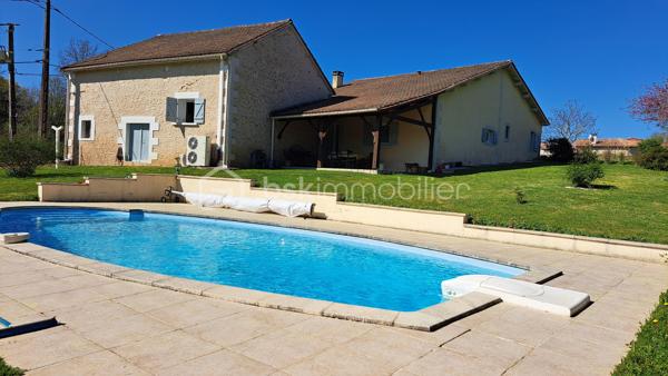 Corps de ferme à Saint-Germain-du-Salembre

Au cœur d’un environnement paisible et préservé, sur la commune de Saint-Germain-du-Salembre, ce magnifique corps de ferme séduit par son authenticité, ses volumes généreux et la qualité de ses prestations.

Implantée dans un cadre bucolique, la propriété offre une véritable parenthèse de sérénité, idéale pour les amoureux de nature en quête d’un lieu de vie chaleureux et inspirant.

 Un intérieur alliant charme et fonctionnalité
Dès l’entrée, la maison dévoile une atmosphère accueillante et authentique.
La cuisine, entièrement aménagée et équipée, s’ouvre sur une agréable terrasse couverte de 30 m², parfaite pour prolonger les moments de convivialité en toute saison.

L’espace de vie se compose également d’un salon-séjour, propice à la détente, ainsi que de trois chambres, dont une spacieuse offrant une vue imprenable sur le village environnant.

Une salle d’eau aux normes PMR, un toilette indépendant, un cellier et une cave viennent compléter cet ensemble fonctionnel.

Des extérieurs pensés pour la détente et le plaisir
Le terrain accueille une superbe piscine au chlore de 11 x 5 mètres, idéale pour profiter des beaux jours dans un cadre naturel et apaisant.

Une dépendance non attenante d’environ 35 m² au sol offre un fort potentiel d’aménagement en gîte, atelier ou espace indépendant, selon vos projets.

Un grand garage complète les prestations extérieures.

Des équipements modernes et performants
Pompe à chaleur récente
Chauffe-eau thermodynamique
Isolation refaite en 2016
Confort thermique optimisé et maîtrise énergétique

Un bien rare, entre authenticité et modernité, offrant de multiples possibilités d’évolution.
Idéal en résidence principale, maison secondaire de charme ou projet d’accueil touristique.
