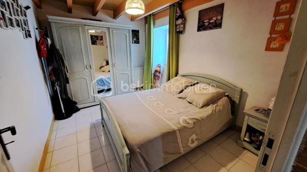 Corps de ferme à Saint-Germain-du-Salembre

Au cœur d’un environnement paisible et préservé, sur la commune de Saint-Germain-du-Salembre, ce magnifique corps de ferme séduit par son authenticité, ses volumes généreux et la qualité de ses prestations.

Implantée dans un cadre bucolique, la propriété offre une véritable parenthèse de sérénité, idéale pour les amoureux de nature en quête d’un lieu de vie chaleureux et inspirant.

 Un intérieur alliant charme et fonctionnalité
Dès l’entrée, la maison dévoile une atmosphère accueillante et authentique.
La cuisine, entièrement aménagée et équipée, s’ouvre sur une agréable terrasse couverte de 30 m², parfaite pour prolonger les moments de convivialité en toute saison.

L’espace de vie se compose également d’un salon-séjour, propice à la détente, ainsi que de trois chambres, dont une spacieuse offrant une vue imprenable sur le village environnant.

Une salle d’eau aux normes PMR, un toilette indépendant, un cellier et une cave viennent compléter cet ensemble fonctionnel.

Des extérieurs pensés pour la détente et le plaisir
Le terrain accueille une superbe piscine au chlore de 11 x 5 mètres, idéale pour profiter des beaux jours dans un cadre naturel et apaisant.

Une dépendance non attenante d’environ 35 m² au sol offre un fort potentiel d’aménagement en gîte, atelier ou espace indépendant, selon vos projets.

Un grand garage complète les prestations extérieures.

Des équipements modernes et performants
Pompe à chaleur récente
Chauffe-eau thermodynamique
Isolation refaite en 2016
Confort thermique optimisé et maîtrise énergétique

Un bien rare, entre authenticité et modernité, offrant de multiples possibilités d’évolution.
Idéal en résidence principale, maison secondaire de charme ou projet d’accueil touristique.