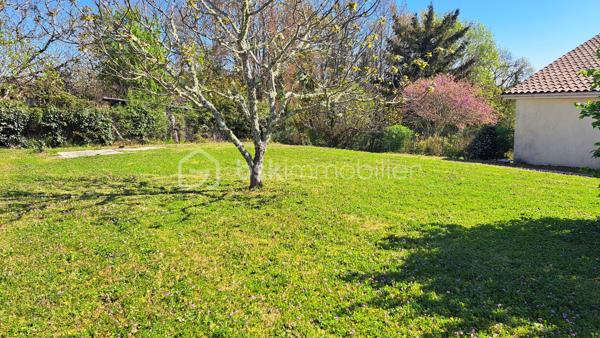 Corps de ferme à Saint-Germain-du-Salembre

Au cœur d’un environnement paisible et préservé, sur la commune de Saint-Germain-du-Salembre, ce magnifique corps de ferme séduit par son authenticité, ses volumes généreux et la qualité de ses prestations.

Implantée dans un cadre bucolique, la propriété offre une véritable parenthèse de sérénité, idéale pour les amoureux de nature en quête d’un lieu de vie chaleureux et inspirant.

 Un intérieur alliant charme et fonctionnalité
Dès l’entrée, la maison dévoile une atmosphère accueillante et authentique.
La cuisine, entièrement aménagée et équipée, s’ouvre sur une agréable terrasse couverte de 30 m², parfaite pour prolonger les moments de convivialité en toute saison.

L’espace de vie se compose également d’un salon-séjour, propice à la détente, ainsi que de trois chambres, dont une spacieuse offrant une vue imprenable sur le village environnant.

Une salle d’eau aux normes PMR, un toilette indépendant, un cellier et une cave viennent compléter cet ensemble fonctionnel.

Des extérieurs pensés pour la détente et le plaisir
Le terrain accueille une superbe piscine au chlore de 11 x 5 mètres, idéale pour profiter des beaux jours dans un cadre naturel et apaisant.

Une dépendance non attenante d’environ 35 m² au sol offre un fort potentiel d’aménagement en gîte, atelier ou espace indépendant, selon vos projets.

Un grand garage complète les prestations extérieures.

Des équipements modernes et performants
Pompe à chaleur récente
Chauffe-eau thermodynamique
Isolation refaite en 2016
Confort thermique optimisé et maîtrise énergétique

Un bien rare, entre authenticité et modernité, offrant de multiples possibilités d’évolution.
Idéal en résidence principale, maison secondaire de charme ou projet d’accueil touristique.