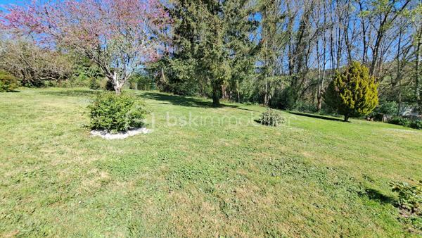 Corps de ferme à Saint-Germain-du-Salembre

Au cœur d’un environnement paisible et préservé, sur la commune de Saint-Germain-du-Salembre, ce magnifique corps de ferme séduit par son authenticité, ses volumes généreux et la qualité de ses prestations.

Implantée dans un cadre bucolique, la propriété offre une véritable parenthèse de sérénité, idéale pour les amoureux de nature en quête d’un lieu de vie chaleureux et inspirant.

 Un intérieur alliant charme et fonctionnalité
Dès l’entrée, la maison dévoile une atmosphère accueillante et authentique.
La cuisine, entièrement aménagée et équipée, s’ouvre sur une agréable terrasse couverte de 30 m², parfaite pour prolonger les moments de convivialité en toute saison.

L’espace de vie se compose également d’un salon-séjour, propice à la détente, ainsi que de trois chambres, dont une spacieuse offrant une vue imprenable sur le village environnant.

Une salle d’eau aux normes PMR, un toilette indépendant, un cellier et une cave viennent compléter cet ensemble fonctionnel.

Des extérieurs pensés pour la détente et le plaisir
Le terrain accueille une superbe piscine au chlore de 11 x 5 mètres, idéale pour profiter des beaux jours dans un cadre naturel et apaisant.

Une dépendance non attenante d’environ 35 m² au sol offre un fort potentiel d’aménagement en gîte, atelier ou espace indépendant, selon vos projets.

Un grand garage complète les prestations extérieures.

Des équipements modernes et performants
Pompe à chaleur récente
Chauffe-eau thermodynamique
Isolation refaite en 2016
Confort thermique optimisé et maîtrise énergétique

Un bien rare, entre authenticité et modernité, offrant de multiples possibilités d’évolution.
Idéal en résidence principale, maison secondaire de charme ou projet d’accueil touristique.