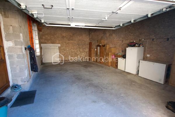 Corps de ferme à Saint-Germain-du-Salembre

Au cœur d’un environnement paisible et préservé, sur la commune de Saint-Germain-du-Salembre, ce magnifique corps de ferme séduit par son authenticité, ses volumes généreux et la qualité de ses prestations.

Implantée dans un cadre bucolique, la propriété offre une véritable parenthèse de sérénité, idéale pour les amoureux de nature en quête d’un lieu de vie chaleureux et inspirant.

 Un intérieur alliant charme et fonctionnalité
Dès l’entrée, la maison dévoile une atmosphère accueillante et authentique.
La cuisine, entièrement aménagée et équipée, s’ouvre sur une agréable terrasse couverte de 30 m², parfaite pour prolonger les moments de convivialité en toute saison.

L’espace de vie se compose également d’un salon-séjour, propice à la détente, ainsi que de trois chambres, dont une spacieuse offrant une vue imprenable sur le village environnant.

Une salle d’eau aux normes PMR, un toilette indépendant, un cellier et une cave viennent compléter cet ensemble fonctionnel.

Des extérieurs pensés pour la détente et le plaisir
Le terrain accueille une superbe piscine au chlore de 11 x 5 mètres, idéale pour profiter des beaux jours dans un cadre naturel et apaisant.

Une dépendance non attenante d’environ 35 m² au sol offre un fort potentiel d’aménagement en gîte, atelier ou espace indépendant, selon vos projets.

Un grand garage complète les prestations extérieures.

Des équipements modernes et performants
Pompe à chaleur récente
Chauffe-eau thermodynamique
Isolation refaite en 2016
Confort thermique optimisé et maîtrise énergétique

Un bien rare, entre authenticité et modernité, offrant de multiples possibilités d’évolution.
Idéal en résidence principale, maison secondaire de charme ou projet d’accueil touristique.