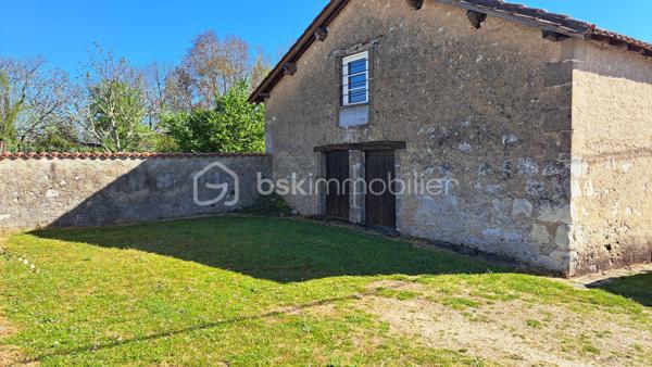 Corps de ferme à Saint-Germain-du-Salembre

Au cœur d’un environnement paisible et préservé, sur la commune de Saint-Germain-du-Salembre, ce magnifique corps de ferme séduit par son authenticité, ses volumes généreux et la qualité de ses prestations.

Implantée dans un cadre bucolique, la propriété offre une véritable parenthèse de sérénité, idéale pour les amoureux de nature en quête d’un lieu de vie chaleureux et inspirant.

 Un intérieur alliant charme et fonctionnalité
Dès l’entrée, la maison dévoile une atmosphère accueillante et authentique.
La cuisine, entièrement aménagée et équipée, s’ouvre sur une agréable terrasse couverte de 30 m², parfaite pour prolonger les moments de convivialité en toute saison.

L’espace de vie se compose également d’un salon-séjour, propice à la détente, ainsi que de trois chambres, dont une spacieuse offrant une vue imprenable sur le village environnant.

Une salle d’eau aux normes PMR, un toilette indépendant, un cellier et une cave viennent compléter cet ensemble fonctionnel.

Des extérieurs pensés pour la détente et le plaisir
Le terrain accueille une superbe piscine au chlore de 11 x 5 mètres, idéale pour profiter des beaux jours dans un cadre naturel et apaisant.

Une dépendance non attenante d’environ 35 m² au sol offre un fort potentiel d’aménagement en gîte, atelier ou espace indépendant, selon vos projets.

Un grand garage complète les prestations extérieures.

Des équipements modernes et performants
Pompe à chaleur récente
Chauffe-eau thermodynamique
Isolation refaite en 2016
Confort thermique optimisé et maîtrise énergétique

Un bien rare, entre authenticité et modernité, offrant de multiples possibilités d’évolution.
Idéal en résidence principale, maison secondaire de charme ou projet d’accueil touristique.