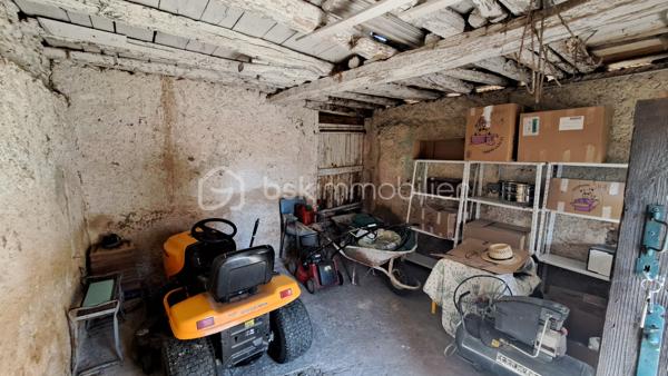 Corps de ferme à Saint-Germain-du-Salembre

Au cœur d’un environnement paisible et préservé, sur la commune de Saint-Germain-du-Salembre, ce magnifique corps de ferme séduit par son authenticité, ses volumes généreux et la qualité de ses prestations.

Implantée dans un cadre bucolique, la propriété offre une véritable parenthèse de sérénité, idéale pour les amoureux de nature en quête d’un lieu de vie chaleureux et inspirant.

 Un intérieur alliant charme et fonctionnalité
Dès l’entrée, la maison dévoile une atmosphère accueillante et authentique.
La cuisine, entièrement aménagée et équipée, s’ouvre sur une agréable terrasse couverte de 30 m², parfaite pour prolonger les moments de convivialité en toute saison.

L’espace de vie se compose également d’un salon-séjour, propice à la détente, ainsi que de trois chambres, dont une spacieuse offrant une vue imprenable sur le village environnant.

Une salle d’eau aux normes PMR, un toilette indépendant, un cellier et une cave viennent compléter cet ensemble fonctionnel.

Des extérieurs pensés pour la détente et le plaisir
Le terrain accueille une superbe piscine au chlore de 11 x 5 mètres, idéale pour profiter des beaux jours dans un cadre naturel et apaisant.

Une dépendance non attenante d’environ 35 m² au sol offre un fort potentiel d’aménagement en gîte, atelier ou espace indépendant, selon vos projets.

Un grand garage complète les prestations extérieures.

Des équipements modernes et performants
Pompe à chaleur récente
Chauffe-eau thermodynamique
Isolation refaite en 2016
Confort thermique optimisé et maîtrise énergétique

Un bien rare, entre authenticité et modernité, offrant de multiples possibilités d’évolution.
Idéal en résidence principale, maison secondaire de charme ou projet d’accueil touristique.