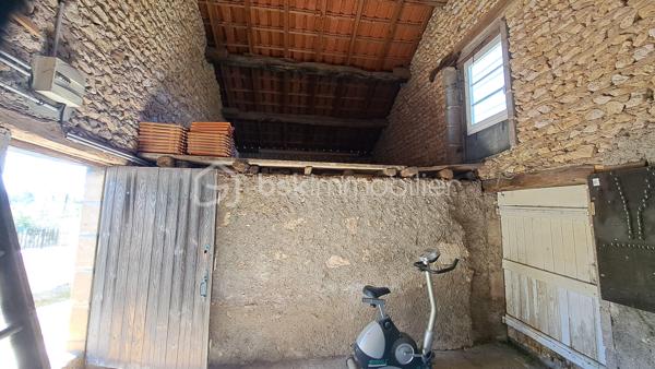 Corps de ferme à Saint-Germain-du-Salembre

Au cœur d’un environnement paisible et préservé, sur la commune de Saint-Germain-du-Salembre, ce magnifique corps de ferme séduit par son authenticité, ses volumes généreux et la qualité de ses prestations.

Implantée dans un cadre bucolique, la propriété offre une véritable parenthèse de sérénité, idéale pour les amoureux de nature en quête d’un lieu de vie chaleureux et inspirant.

 Un intérieur alliant charme et fonctionnalité
Dès l’entrée, la maison dévoile une atmosphère accueillante et authentique.
La cuisine, entièrement aménagée et équipée, s’ouvre sur une agréable terrasse couverte de 30 m², parfaite pour prolonger les moments de convivialité en toute saison.

L’espace de vie se compose également d’un salon-séjour, propice à la détente, ainsi que de trois chambres, dont une spacieuse offrant une vue imprenable sur le village environnant.

Une salle d’eau aux normes PMR, un toilette indépendant, un cellier et une cave viennent compléter cet ensemble fonctionnel.

Des extérieurs pensés pour la détente et le plaisir
Le terrain accueille une superbe piscine au chlore de 11 x 5 mètres, idéale pour profiter des beaux jours dans un cadre naturel et apaisant.

Une dépendance non attenante d’environ 35 m² au sol offre un fort potentiel d’aménagement en gîte, atelier ou espace indépendant, selon vos projets.

Un grand garage complète les prestations extérieures.

Des équipements modernes et performants
Pompe à chaleur récente
Chauffe-eau thermodynamique
Isolation refaite en 2016
Confort thermique optimisé et maîtrise énergétique

Un bien rare, entre authenticité et modernité, offrant de multiples possibilités d’évolution.
Idéal en résidence principale, maison secondaire de charme ou projet d’accueil touristique.