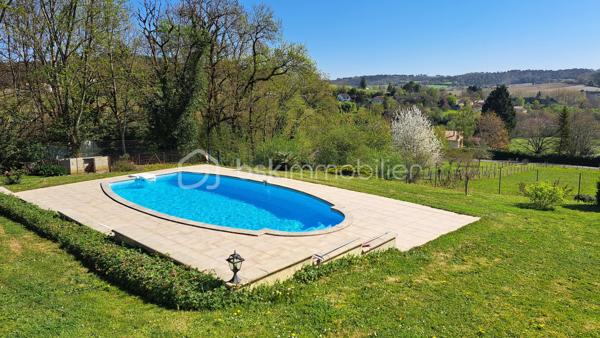 Corps de ferme à Saint-Germain-du-Salembre

Au cœur d’un environnement paisible et préservé, sur la commune de Saint-Germain-du-Salembre, ce magnifique corps de ferme séduit par son authenticité, ses volumes généreux et la qualité de ses prestations.

Implantée dans un cadre bucolique, la propriété offre une véritable parenthèse de sérénité, idéale pour les amoureux de nature en quête d’un lieu de vie chaleureux et inspirant.

 Un intérieur alliant charme et fonctionnalité
Dès l’entrée, la maison dévoile une atmosphère accueillante et authentique.
La cuisine, entièrement aménagée et équipée, s’ouvre sur une agréable terrasse couverte de 30 m², parfaite pour prolonger les moments de convivialité en toute saison.

L’espace de vie se compose également d’un salon-séjour, propice à la détente, ainsi que de trois chambres, dont une spacieuse offrant une vue imprenable sur le village environnant.

Une salle d’eau aux normes PMR, un toilette indépendant, un cellier et une cave viennent compléter cet ensemble fonctionnel.

Des extérieurs pensés pour la détente et le plaisir
Le terrain accueille une superbe piscine au chlore de 11 x 5 mètres, idéale pour profiter des beaux jours dans un cadre naturel et apaisant.

Une dépendance non attenante d’environ 35 m² au sol offre un fort potentiel d’aménagement en gîte, atelier ou espace indépendant, selon vos projets.

Un grand garage complète les prestations extérieures.

Des équipements modernes et performants
Pompe à chaleur récente
Chauffe-eau thermodynamique
Isolation refaite en 2016
Confort thermique optimisé et maîtrise énergétique

Un bien rare, entre authenticité et modernité, offrant de multiples possibilités d’évolution.
Idéal en résidence principale, maison secondaire de charme ou projet d’accueil touristique.