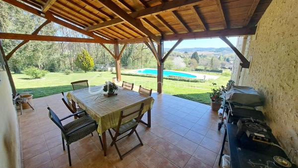 Corps de ferme à Saint-Germain-du-Salembre

Au cœur d’un environnement paisible et préservé, sur la commune de Saint-Germain-du-Salembre, ce magnifique corps de ferme séduit par son authenticité, ses volumes généreux et la qualité de ses prestations.

Implantée dans un cadre bucolique, la propriété offre une véritable parenthèse de sérénité, idéale pour les amoureux de nature en quête d’un lieu de vie chaleureux et inspirant.

 Un intérieur alliant charme et fonctionnalité
Dès l’entrée, la maison dévoile une atmosphère accueillante et authentique.
La cuisine, entièrement aménagée et équipée, s’ouvre sur une agréable terrasse couverte de 30 m², parfaite pour prolonger les moments de convivialité en toute saison.

L’espace de vie se compose également d’un salon-séjour, propice à la détente, ainsi que de trois chambres, dont une spacieuse offrant une vue imprenable sur le village environnant.

Une salle d’eau aux normes PMR, un toilette indépendant, un cellier et une cave viennent compléter cet ensemble fonctionnel.

Des extérieurs pensés pour la détente et le plaisir
Le terrain accueille une superbe piscine au chlore de 11 x 5 mètres, idéale pour profiter des beaux jours dans un cadre naturel et apaisant.

Une dépendance non attenante d’environ 35 m² au sol offre un fort potentiel d’aménagement en gîte, atelier ou espace indépendant, selon vos projets.

Un grand garage complète les prestations extérieures.

Des équipements modernes et performants
Pompe à chaleur récente
Chauffe-eau thermodynamique
Isolation refaite en 2016
Confort thermique optimisé et maîtrise énergétique

Un bien rare, entre authenticité et modernité, offrant de multiples possibilités d’évolution.
Idéal en résidence principale, maison secondaire de charme ou projet d’accueil touristique.