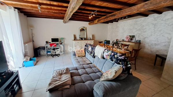 Corps de ferme à Saint-Germain-du-Salembre

Au cœur d’un environnement paisible et préservé, sur la commune de Saint-Germain-du-Salembre, ce magnifique corps de ferme séduit par son authenticité, ses volumes généreux et la qualité de ses prestations.

Implantée dans un cadre bucolique, la propriété offre une véritable parenthèse de sérénité, idéale pour les amoureux de nature en quête d’un lieu de vie chaleureux et inspirant.

 Un intérieur alliant charme et fonctionnalité
Dès l’entrée, la maison dévoile une atmosphère accueillante et authentique.
La cuisine, entièrement aménagée et équipée, s’ouvre sur une agréable terrasse couverte de 30 m², parfaite pour prolonger les moments de convivialité en toute saison.

L’espace de vie se compose également d’un salon-séjour, propice à la détente, ainsi que de trois chambres, dont une spacieuse offrant une vue imprenable sur le village environnant.

Une salle d’eau aux normes PMR, un toilette indépendant, un cellier et une cave viennent compléter cet ensemble fonctionnel.

Des extérieurs pensés pour la détente et le plaisir
Le terrain accueille une superbe piscine au chlore de 11 x 5 mètres, idéale pour profiter des beaux jours dans un cadre naturel et apaisant.

Une dépendance non attenante d’environ 35 m² au sol offre un fort potentiel d’aménagement en gîte, atelier ou espace indépendant, selon vos projets.

Un grand garage complète les prestations extérieures.

Des équipements modernes et performants
Pompe à chaleur récente
Chauffe-eau thermodynamique
Isolation refaite en 2016
Confort thermique optimisé et maîtrise énergétique

Un bien rare, entre authenticité et modernité, offrant de multiples possibilités d’évolution.
Idéal en résidence principale, maison secondaire de charme ou projet d’accueil touristique.