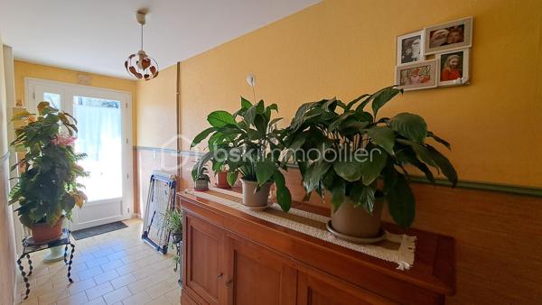 Corps de ferme à Saint-Germain-du-Salembre

Au cœur d’un environnement paisible et préservé, sur la commune de Saint-Germain-du-Salembre, ce magnifique corps de ferme séduit par son authenticité, ses volumes généreux et la qualité de ses prestations.

Implantée dans un cadre bucolique, la propriété offre une véritable parenthèse de sérénité, idéale pour les amoureux de nature en quête d’un lieu de vie chaleureux et inspirant.

 Un intérieur alliant charme et fonctionnalité
Dès l’entrée, la maison dévoile une atmosphère accueillante et authentique.
La cuisine, entièrement aménagée et équipée, s’ouvre sur une agréable terrasse couverte de 30 m², parfaite pour prolonger les moments de convivialité en toute saison.

L’espace de vie se compose également d’un salon-séjour, propice à la détente, ainsi que de trois chambres, dont une spacieuse offrant une vue imprenable sur le village environnant.

Une salle d’eau aux normes PMR, un toilette indépendant, un cellier et une cave viennent compléter cet ensemble fonctionnel.

Des extérieurs pensés pour la détente et le plaisir
Le terrain accueille une superbe piscine au chlore de 11 x 5 mètres, idéale pour profiter des beaux jours dans un cadre naturel et apaisant.

Une dépendance non attenante d’environ 35 m² au sol offre un fort potentiel d’aménagement en gîte, atelier ou espace indépendant, selon vos projets.

Un grand garage complète les prestations extérieures.

Des équipements modernes et performants
Pompe à chaleur récente
Chauffe-eau thermodynamique
Isolation refaite en 2016
Confort thermique optimisé et maîtrise énergétique

Un bien rare, entre authenticité et modernité, offrant de multiples possibilités d’évolution.
Idéal en résidence principale, maison secondaire de charme ou projet d’accueil touristique.