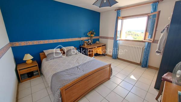 Corps de ferme à Saint-Germain-du-Salembre

Au cœur d’un environnement paisible et préservé, sur la commune de Saint-Germain-du-Salembre, ce magnifique corps de ferme séduit par son authenticité, ses volumes généreux et la qualité de ses prestations.

Implantée dans un cadre bucolique, la propriété offre une véritable parenthèse de sérénité, idéale pour les amoureux de nature en quête d’un lieu de vie chaleureux et inspirant.

 Un intérieur alliant charme et fonctionnalité
Dès l’entrée, la maison dévoile une atmosphère accueillante et authentique.
La cuisine, entièrement aménagée et équipée, s’ouvre sur une agréable terrasse couverte de 30 m², parfaite pour prolonger les moments de convivialité en toute saison.

L’espace de vie se compose également d’un salon-séjour, propice à la détente, ainsi que de trois chambres, dont une spacieuse offrant une vue imprenable sur le village environnant.

Une salle d’eau aux normes PMR, un toilette indépendant, un cellier et une cave viennent compléter cet ensemble fonctionnel.

Des extérieurs pensés pour la détente et le plaisir
Le terrain accueille une superbe piscine au chlore de 11 x 5 mètres, idéale pour profiter des beaux jours dans un cadre naturel et apaisant.

Une dépendance non attenante d’environ 35 m² au sol offre un fort potentiel d’aménagement en gîte, atelier ou espace indépendant, selon vos projets.

Un grand garage complète les prestations extérieures.

Des équipements modernes et performants
Pompe à chaleur récente
Chauffe-eau thermodynamique
Isolation refaite en 2016
Confort thermique optimisé et maîtrise énergétique

Un bien rare, entre authenticité et modernité, offrant de multiples possibilités d’évolution.
Idéal en résidence principale, maison secondaire de charme ou projet d’accueil touristique.