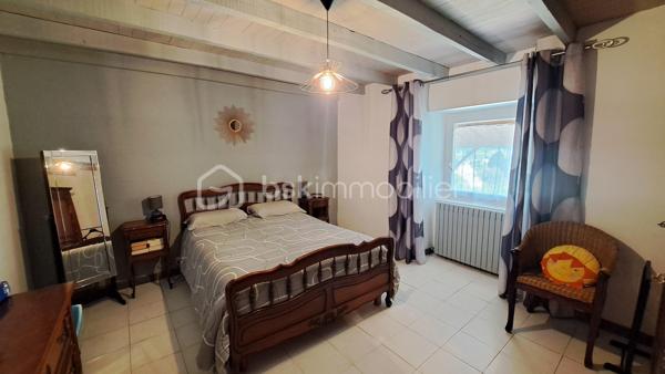 Corps de ferme à Saint-Germain-du-Salembre

Au cœur d’un environnement paisible et préservé, sur la commune de Saint-Germain-du-Salembre, ce magnifique corps de ferme séduit par son authenticité, ses volumes généreux et la qualité de ses prestations.

Implantée dans un cadre bucolique, la propriété offre une véritable parenthèse de sérénité, idéale pour les amoureux de nature en quête d’un lieu de vie chaleureux et inspirant.

 Un intérieur alliant charme et fonctionnalité
Dès l’entrée, la maison dévoile une atmosphère accueillante et authentique.
La cuisine, entièrement aménagée et équipée, s’ouvre sur une agréable terrasse couverte de 30 m², parfaite pour prolonger les moments de convivialité en toute saison.

L’espace de vie se compose également d’un salon-séjour, propice à la détente, ainsi que de trois chambres, dont une spacieuse offrant une vue imprenable sur le village environnant.

Une salle d’eau aux normes PMR, un toilette indépendant, un cellier et une cave viennent compléter cet ensemble fonctionnel.

Des extérieurs pensés pour la détente et le plaisir
Le terrain accueille une superbe piscine au chlore de 11 x 5 mètres, idéale pour profiter des beaux jours dans un cadre naturel et apaisant.

Une dépendance non attenante d’environ 35 m² au sol offre un fort potentiel d’aménagement en gîte, atelier ou espace indépendant, selon vos projets.

Un grand garage complète les prestations extérieures.

Des équipements modernes et performants
Pompe à chaleur récente
Chauffe-eau thermodynamique
Isolation refaite en 2016
Confort thermique optimisé et maîtrise énergétique

Un bien rare, entre authenticité et modernité, offrant de multiples possibilités d’évolution.
Idéal en résidence principale, maison secondaire de charme ou projet d’accueil touristique.