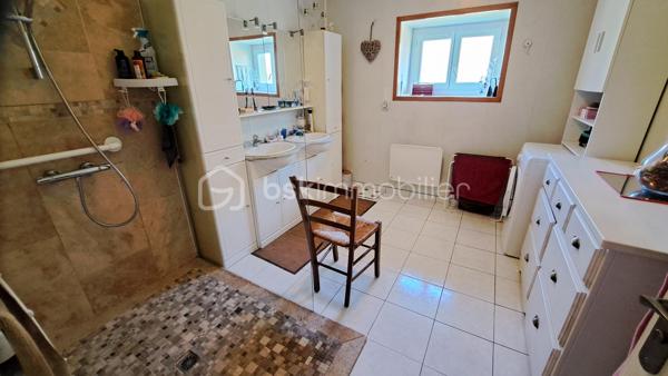 Corps de ferme à Saint-Germain-du-Salembre

Au cœur d’un environnement paisible et préservé, sur la commune de Saint-Germain-du-Salembre, ce magnifique corps de ferme séduit par son authenticité, ses volumes généreux et la qualité de ses prestations.

Implantée dans un cadre bucolique, la propriété offre une véritable parenthèse de sérénité, idéale pour les amoureux de nature en quête d’un lieu de vie chaleureux et inspirant.

 Un intérieur alliant charme et fonctionnalité
Dès l’entrée, la maison dévoile une atmosphère accueillante et authentique.
La cuisine, entièrement aménagée et équipée, s’ouvre sur une agréable terrasse couverte de 30 m², parfaite pour prolonger les moments de convivialité en toute saison.

L’espace de vie se compose également d’un salon-séjour, propice à la détente, ainsi que de trois chambres, dont une spacieuse offrant une vue imprenable sur le village environnant.

Une salle d’eau aux normes PMR, un toilette indépendant, un cellier et une cave viennent compléter cet ensemble fonctionnel.

Des extérieurs pensés pour la détente et le plaisir
Le terrain accueille une superbe piscine au chlore de 11 x 5 mètres, idéale pour profiter des beaux jours dans un cadre naturel et apaisant.

Une dépendance non attenante d’environ 35 m² au sol offre un fort potentiel d’aménagement en gîte, atelier ou espace indépendant, selon vos projets.

Un grand garage complète les prestations extérieures.

Des équipements modernes et performants
Pompe à chaleur récente
Chauffe-eau thermodynamique
Isolation refaite en 2016
Confort thermique optimisé et maîtrise énergétique

Un bien rare, entre authenticité et modernité, offrant de multiples possibilités d’évolution.
Idéal en résidence principale, maison secondaire de charme ou projet d’accueil touristique.