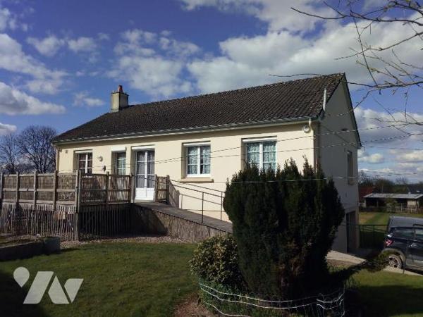 Entre PRE-EN-PAIL et VILLAINES-LA-JUHEL (53), en campagne, pavillon surélevé sur sous-sol compr...