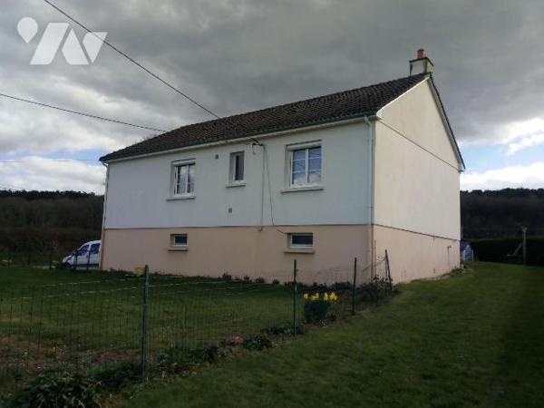 Entre PRE-EN-PAIL et VILLAINES-LA-JUHEL (53), en campagne, pavillon surélevé sur sous-sol compr...