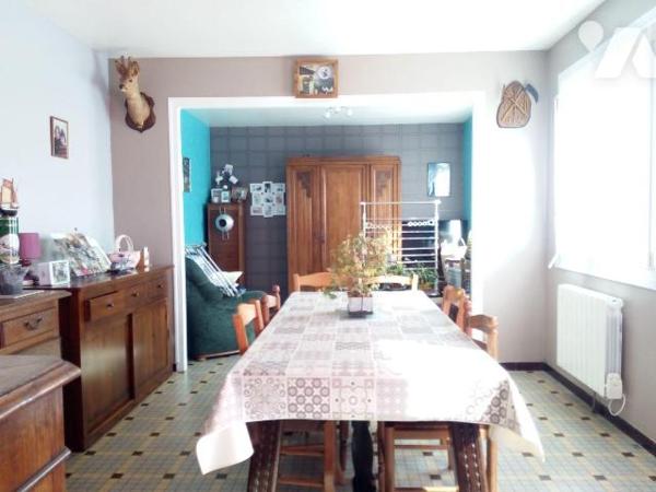 Entre PRE-EN-PAIL et VILLAINES-LA-JUHEL (53), en campagne, pavillon surélevé sur sous-sol compr...
