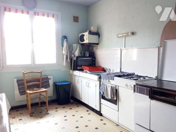 Entre PRE-EN-PAIL et VILLAINES-LA-JUHEL (53), en campagne, pavillon surélevé sur sous-sol compr...