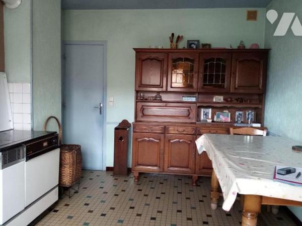 Entre PRE-EN-PAIL et VILLAINES-LA-JUHEL (53), en campagne, pavillon surélevé sur sous-sol compr...