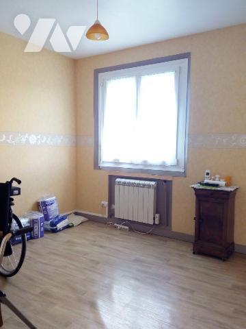 Entre PRE-EN-PAIL et VILLAINES-LA-JUHEL (53), en campagne, pavillon surélevé sur sous-sol compr...