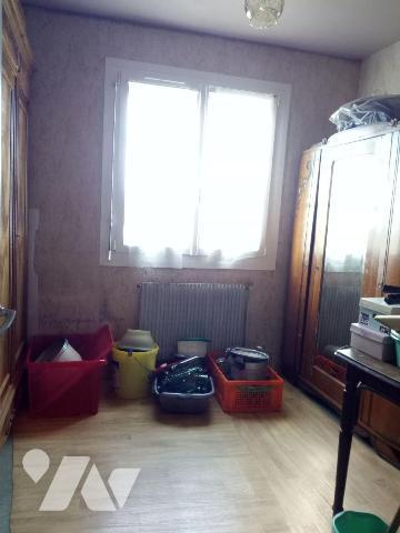 Entre PRE-EN-PAIL et VILLAINES-LA-JUHEL (53), en campagne, pavillon surélevé sur sous-sol compr...