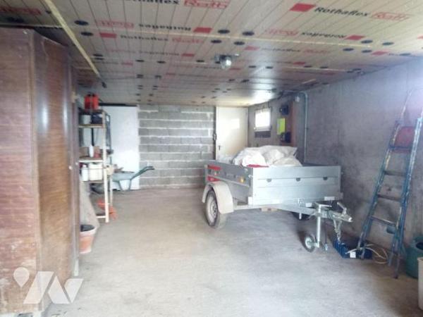 Entre PRE-EN-PAIL et VILLAINES-LA-JUHEL (53), en campagne, pavillon surélevé sur sous-sol compr...